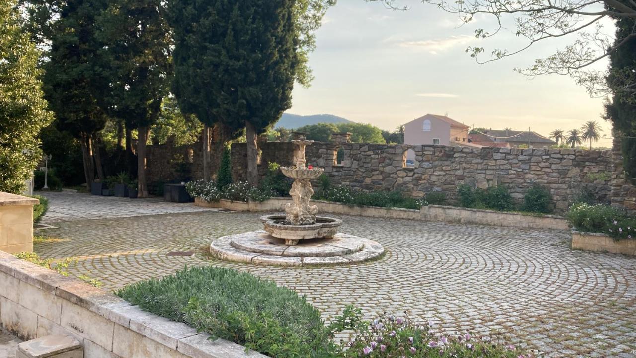 Gite Encore Un Soir Hyères Buitenkant foto